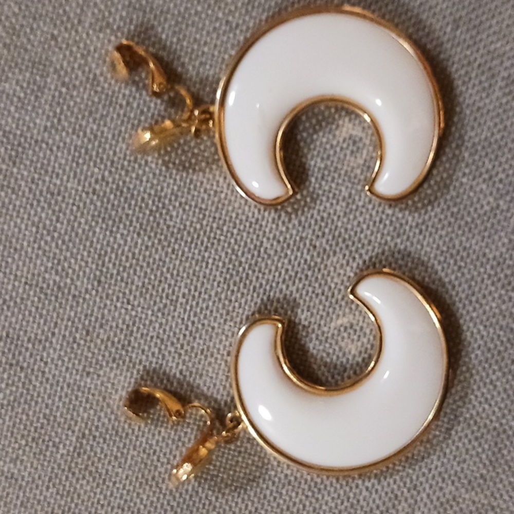 Women's Vintage Matching Necklace & Earring set. - Picture 3 of 4